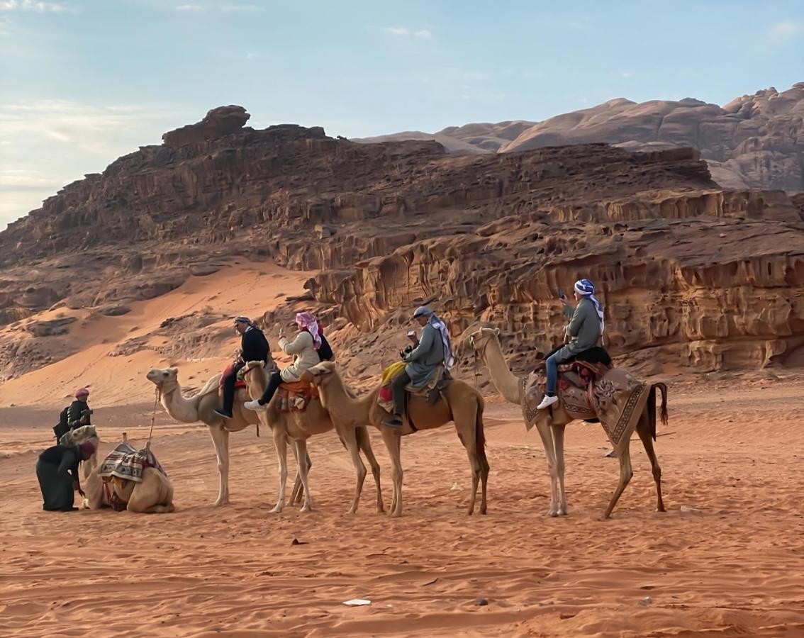 مخيم جبل بردى Jabal Burdah Camp Hotell Wadi Rum Exteriör bild