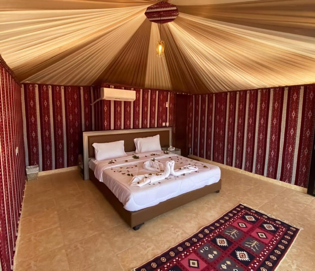 مخيم جبل بردى Jabal Burdah Camp Hotell Wadi Rum Exteriör bild