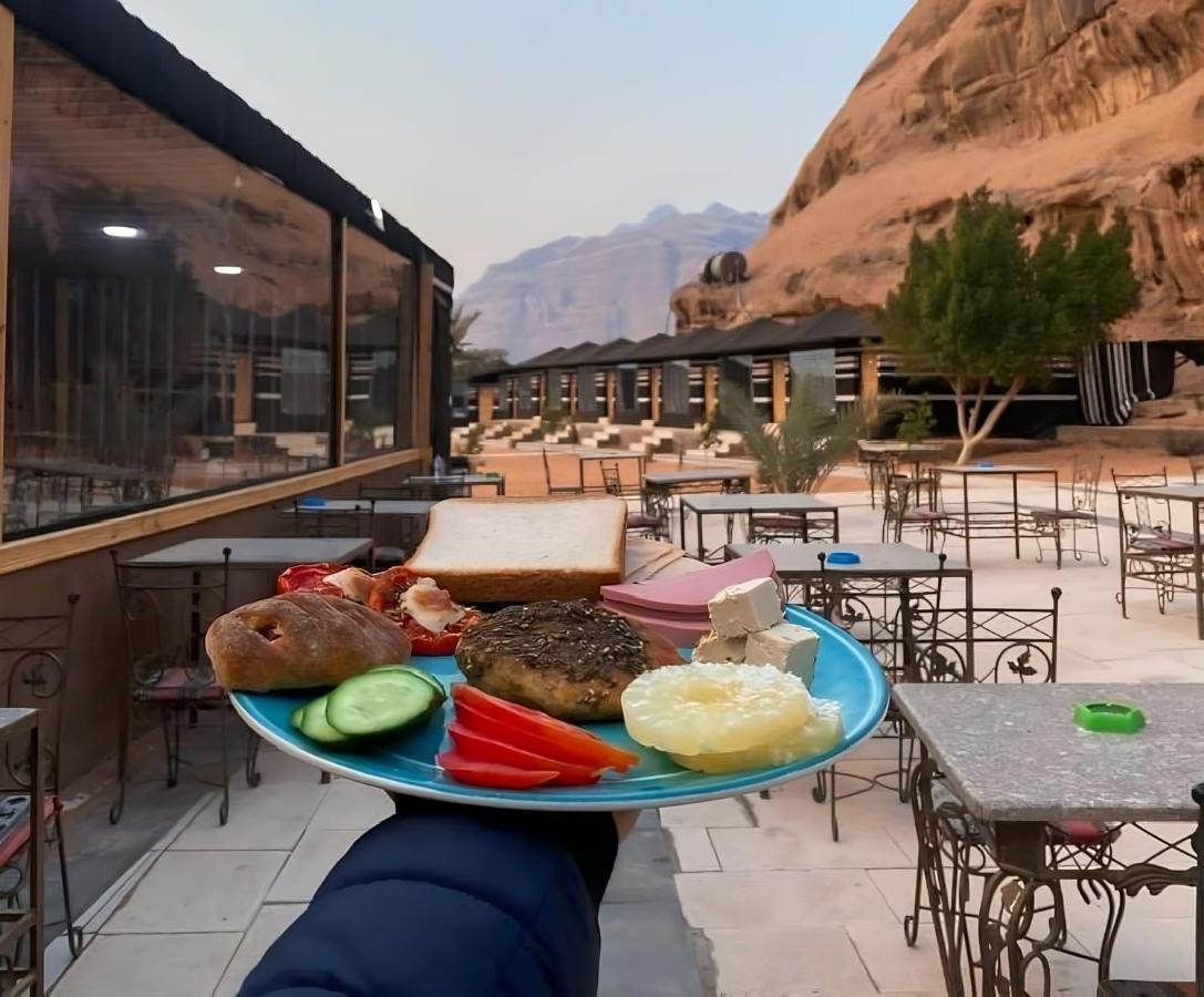 مخيم جبل بردى Jabal Burdah Camp Hotell Wadi Rum Exteriör bild